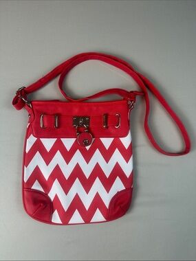 Red Chevron Crossbody Purse Bag Adjustable Strap Zipper Close